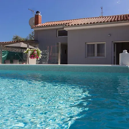 New Luna With Private Pool In Surrounded By Greenery Pula