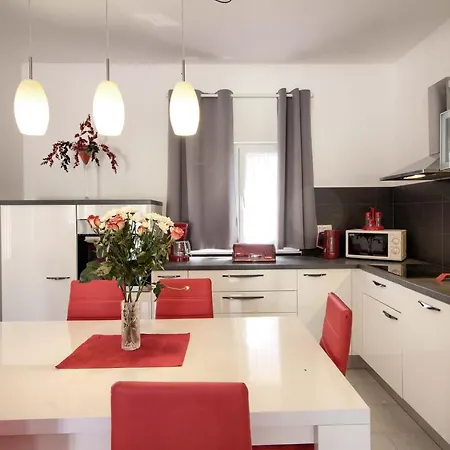 New Luna With Private Pool In Surrounded By Greenery Pula
